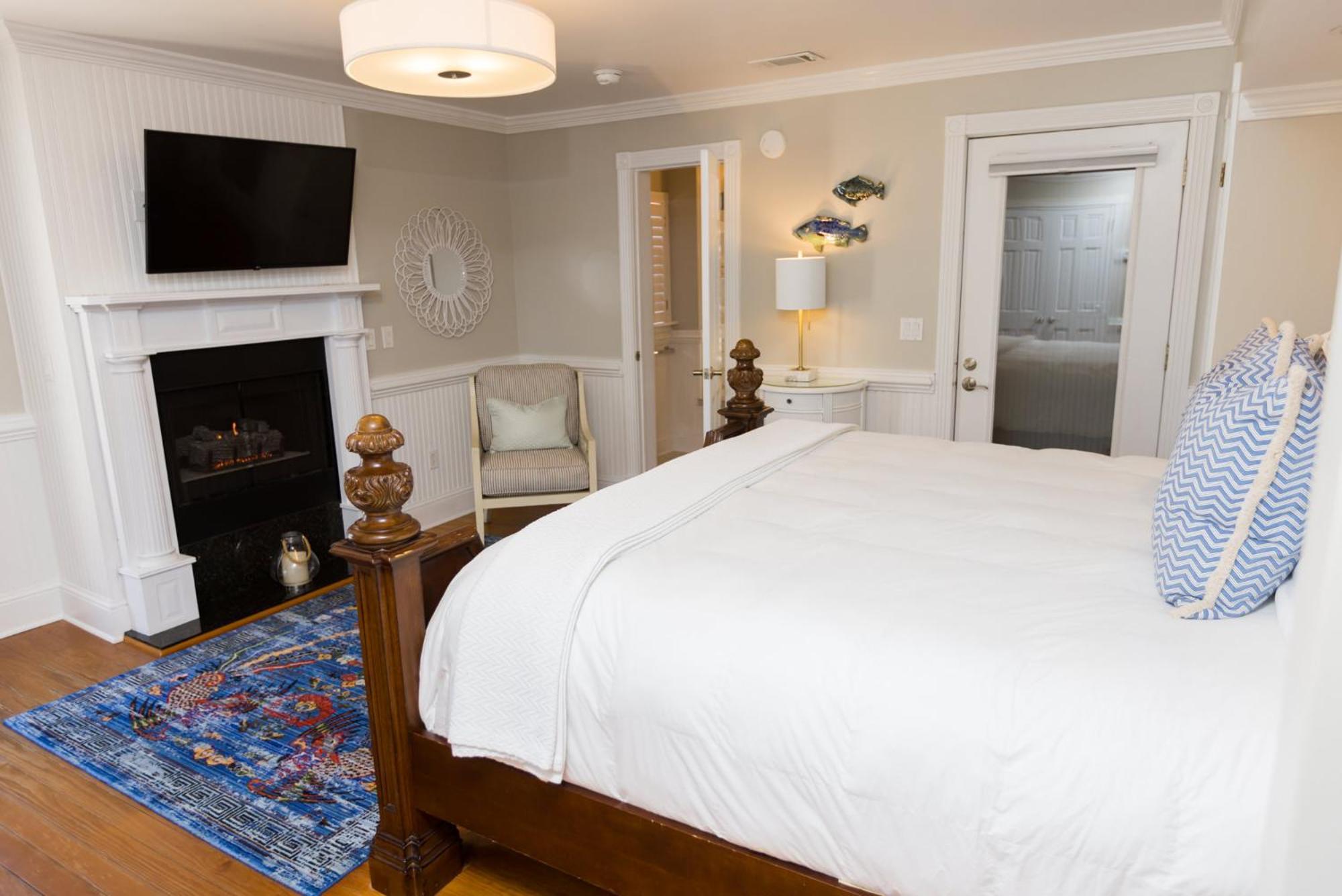 The Burrus House Inn Waterfront Suites Manteo Rom bilde