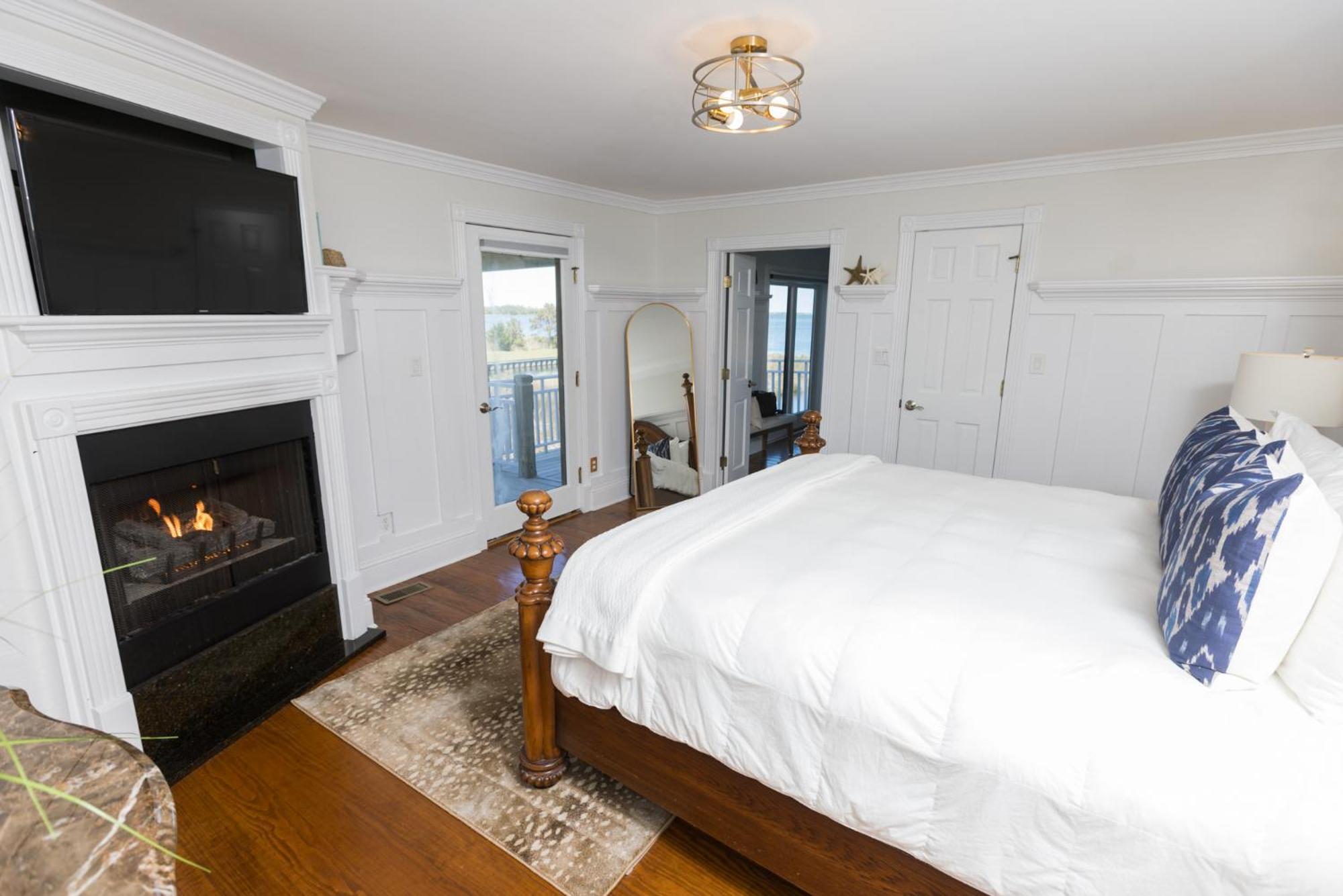 The Burrus House Inn Waterfront Suites Manteo Rom bilde