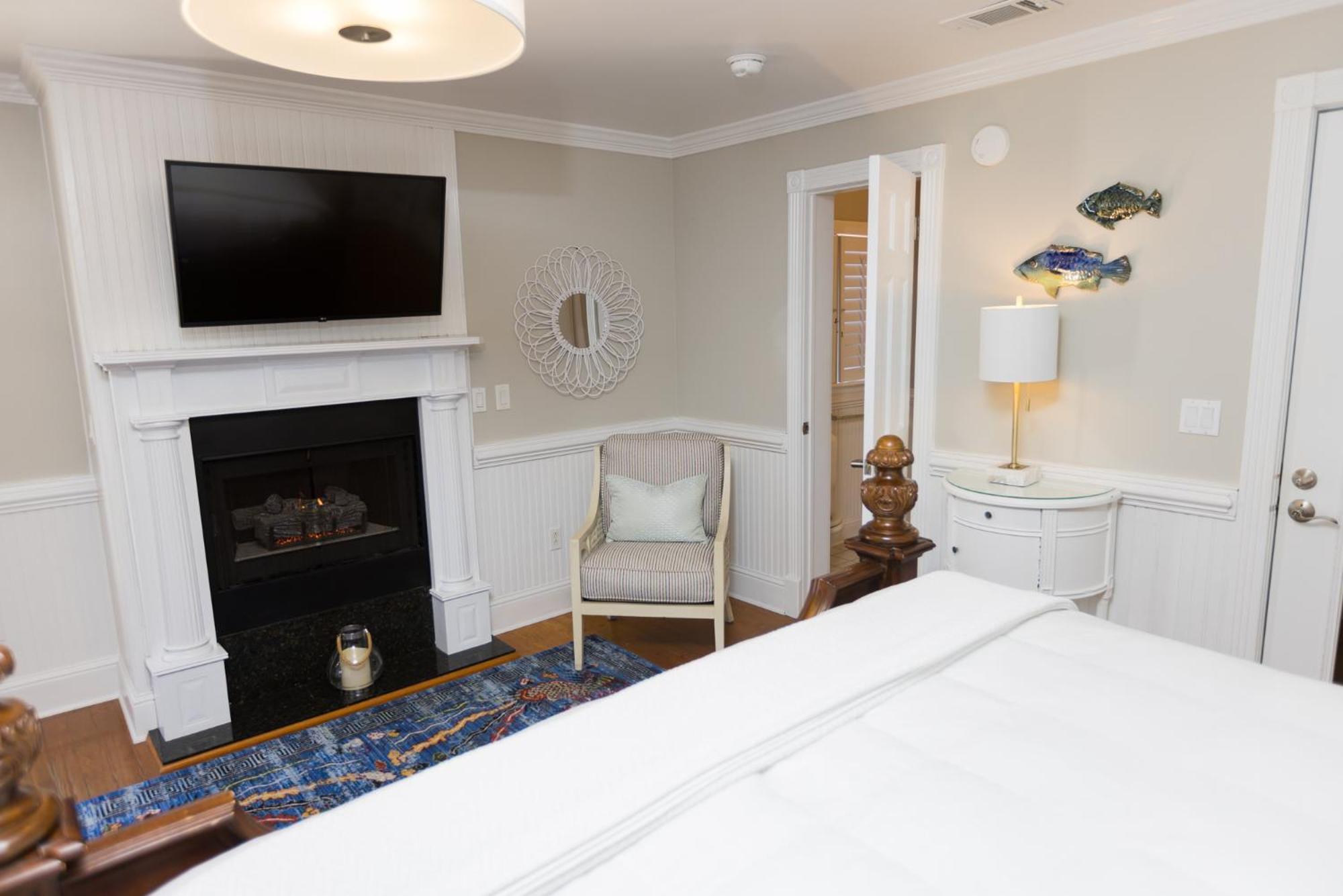 The Burrus House Inn Waterfront Suites Manteo Rom bilde